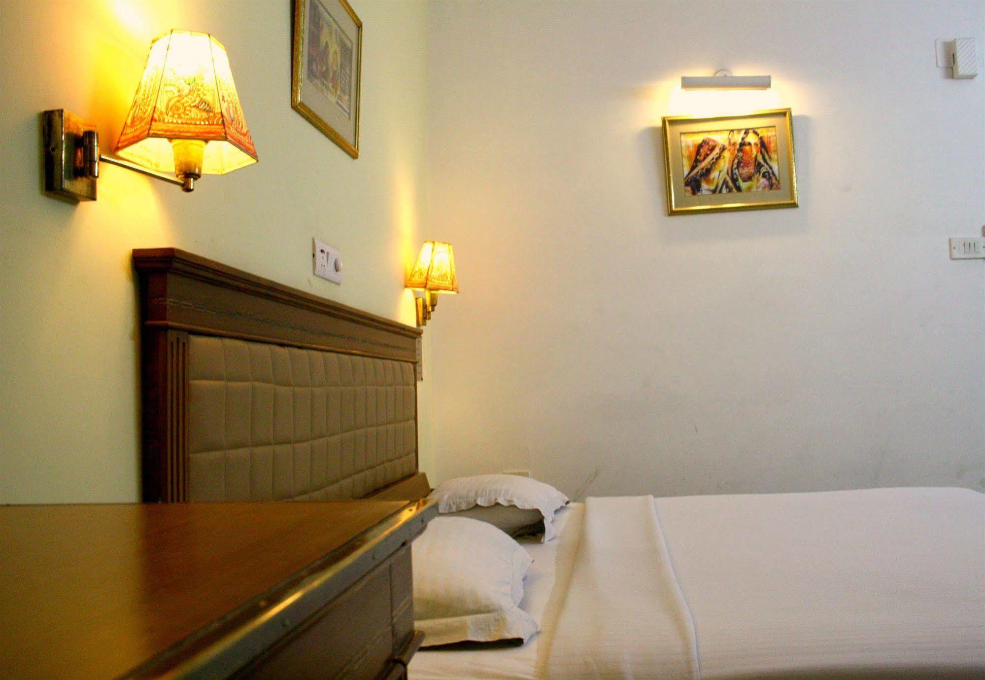 Hotel Pooja Palace New Delhi Extérieur photo