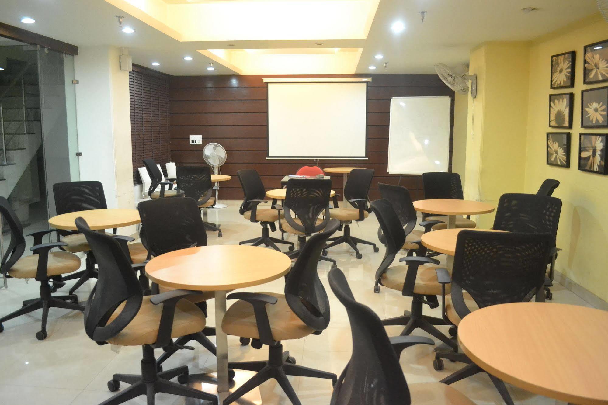 Hotel Pooja Palace New Delhi Extérieur photo