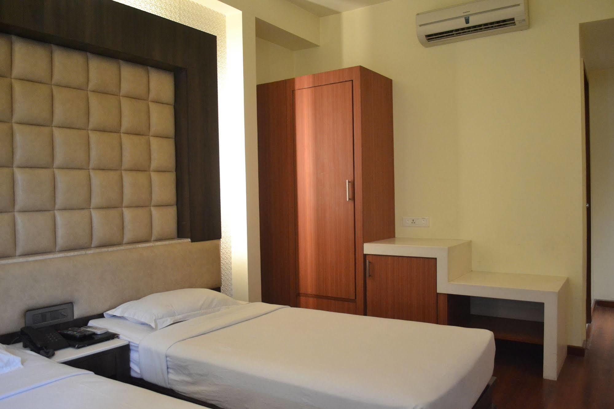 Hotel Pooja Palace New Delhi Extérieur photo
